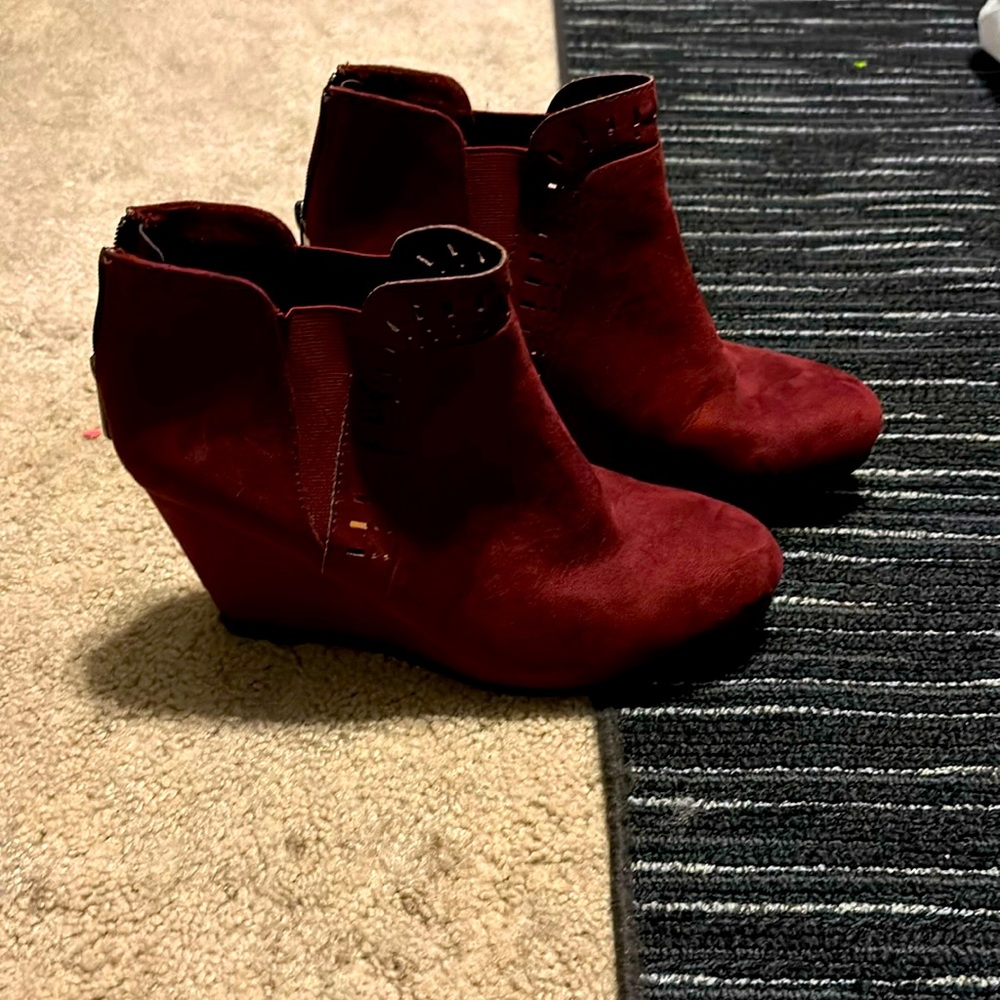 Daisy Fuentes Wedge Booties
